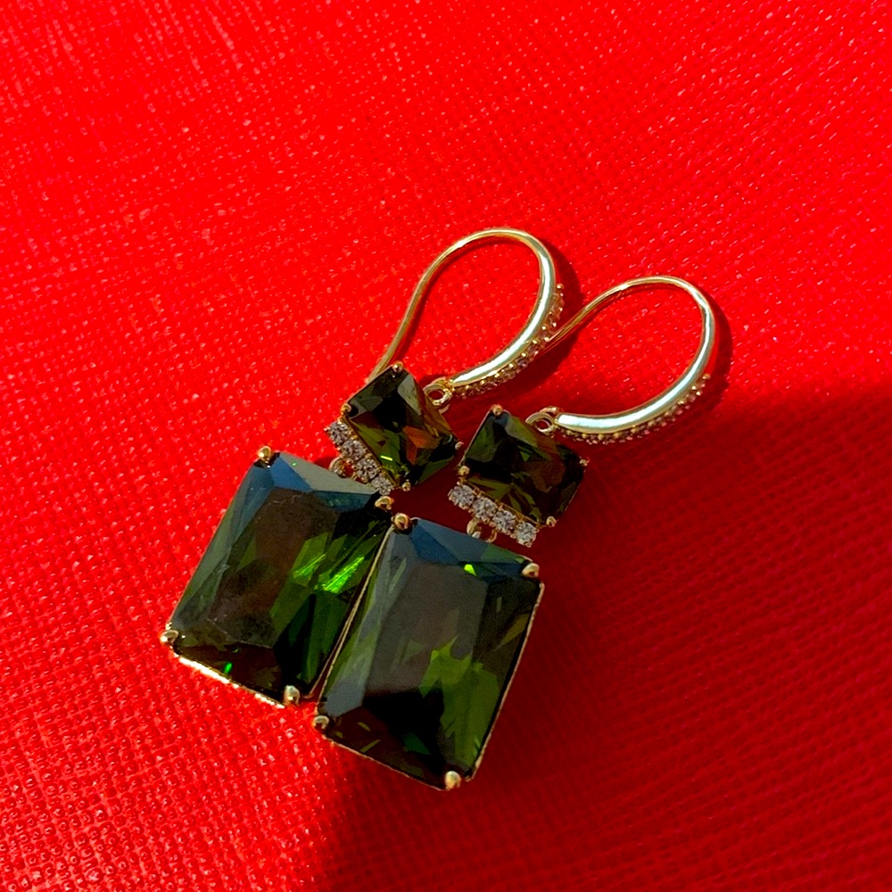 Limited Gorgeous Brand New From Rare Green Earrings With Crystals. Must Have!